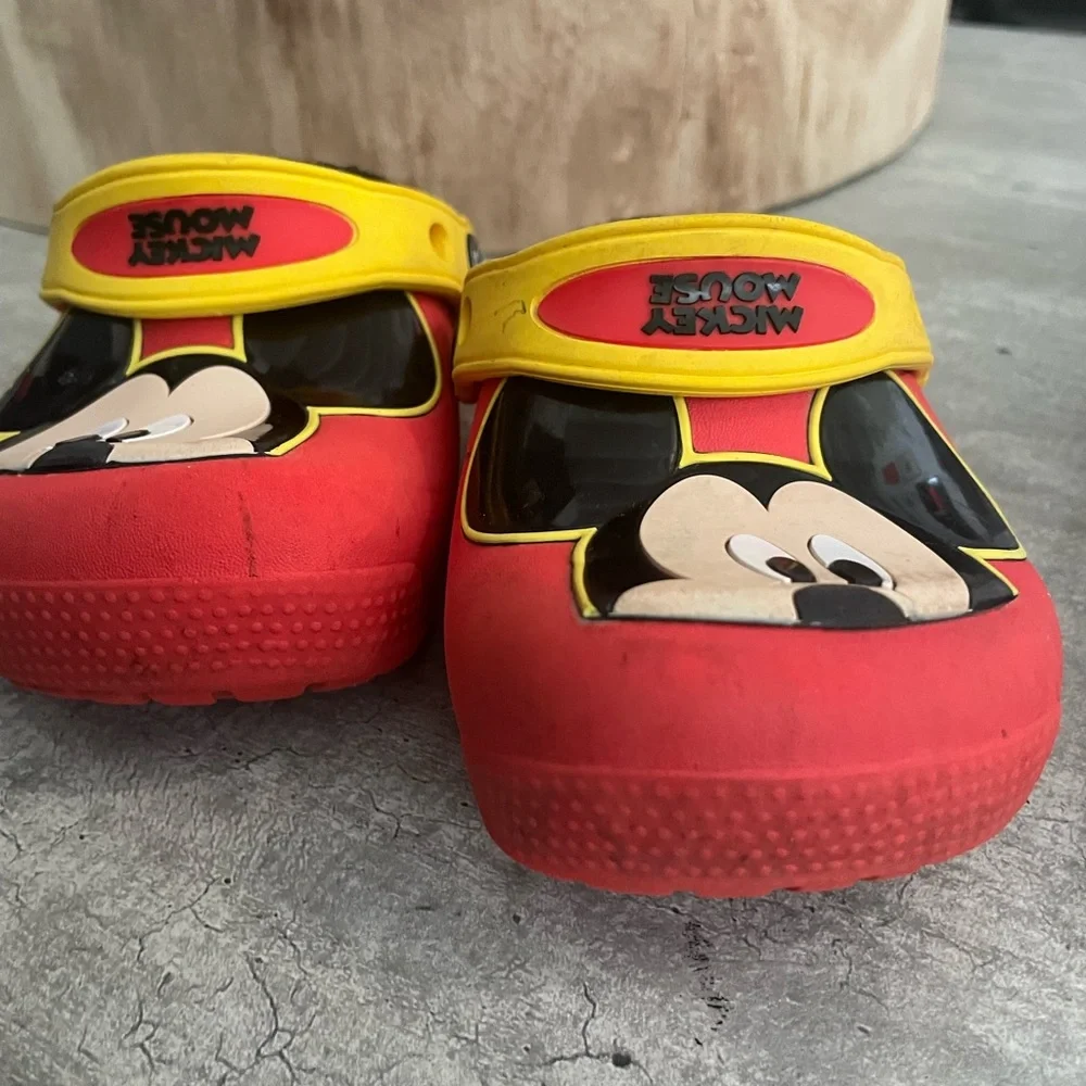 Crocs Mickey Mouse rare fleece lined baby Croc size 6
